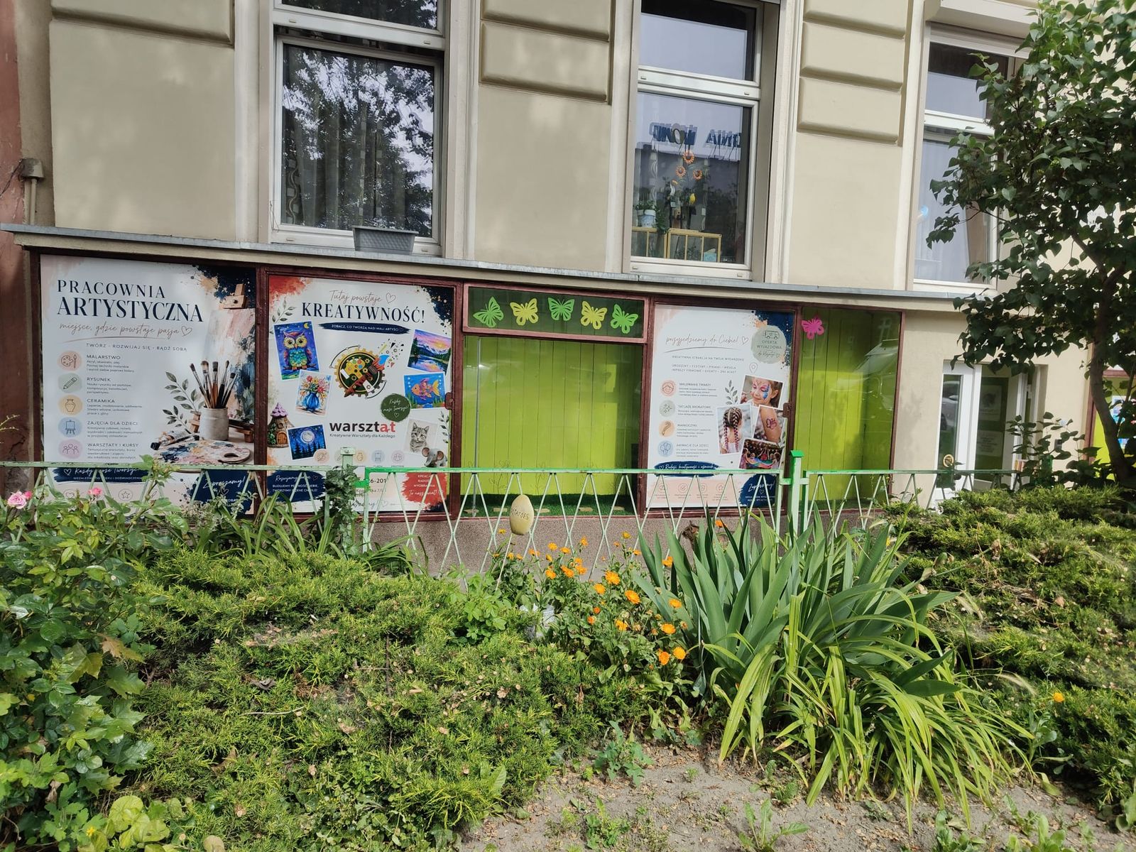 Witryna pracowni WarsztArt przy ul. Kopernika 7 w Szczecinie